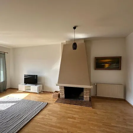 Kotimaailma - Iso Kolmio Keskustassa Autohallipaikalla *