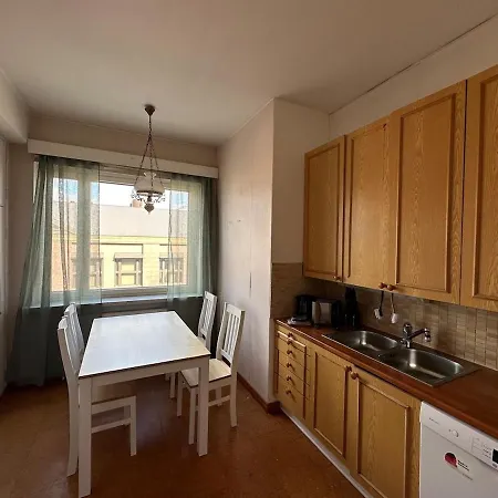 Kotimaailma - Iso Kolmio Keskustassa Autohallipaikalla