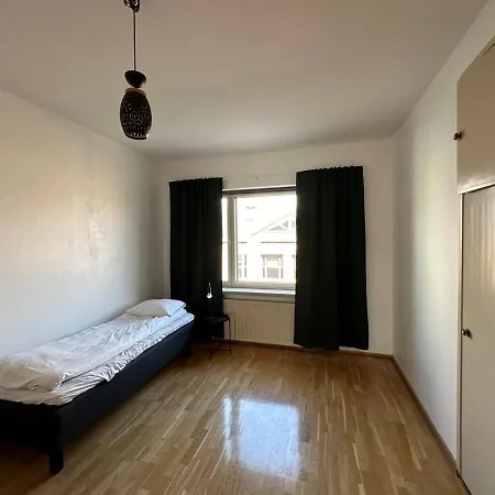 Kotimaailma - Iso Kolmio Keskustassa Autohallipaikalla *