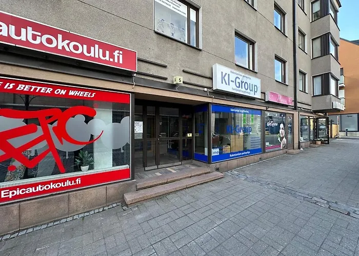 Kotimaailma - Iso Kolmio Keskustassa Autohallipaikalla