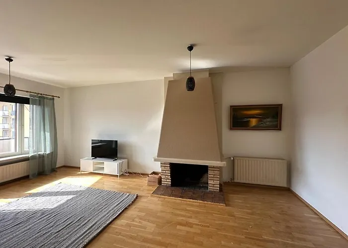 Kotimaailma - Iso Kolmio Keskustassa Autohallipaikalla *