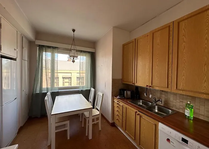 Kotimaailma - Iso Kolmio Keskustassa Autohallipaikalla