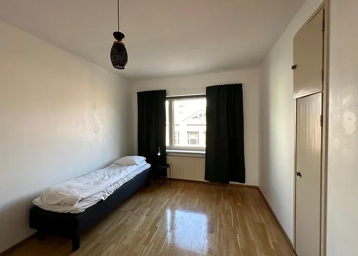 Kotimaailma - Iso Kolmio Keskustassa Autohallipaikalla *